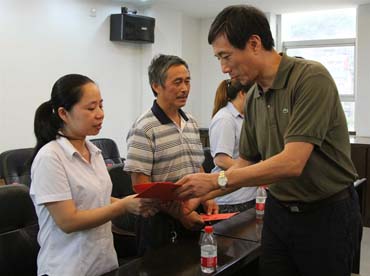 省總工會(huì)黨組書記、副主席陳震一行到順昌虹潤(rùn)精密儀器有限公司慰問困難職工